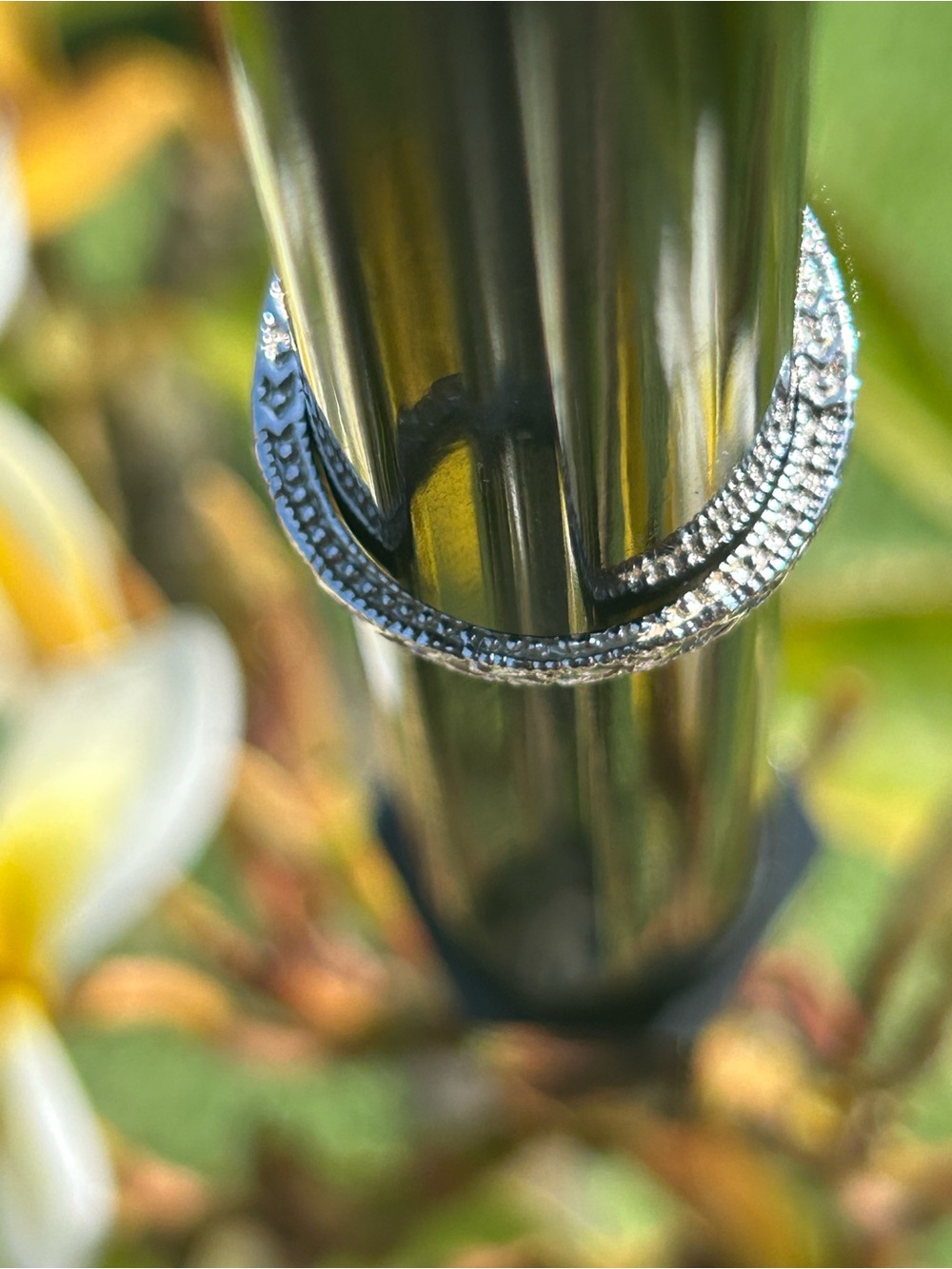 White Gold Three-Stone Engagement Ring. The band is hand-engraved see pictures. - Picture 4 of 7